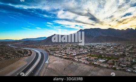 Quartiere residenziale aereo di Las Vegas e catena montuosa primaverile al tramonto Foto Stock