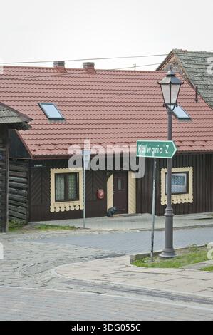 Lanckorona è un villaggio vicino a Cracovia, in Polonia. E' famoso per le sue case in legno ben conservate del XIX secolo che sono una calamita per il turismo locale Foto Stock
