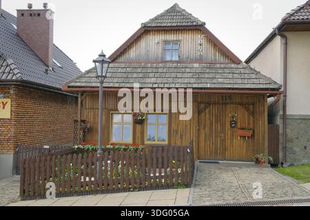 Lanckorona è un villaggio vicino a Cracovia, in Polonia. E' famoso per le sue case in legno ben conservate del XIX secolo che sono una calamita per il turismo locale Foto Stock
