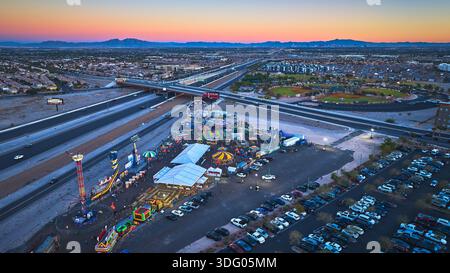 Area fieristica aerea di Las Vegas, Nevada Carnival Fairground all'ora d'oro con paesaggio urbano Foto Stock