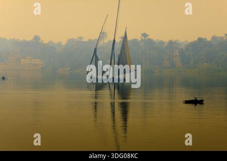 Egitto Luxor Faluka sul Nilo di Sunrise Foto Stock