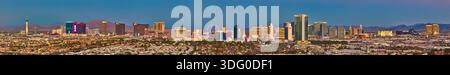 Panoramica aerea dello skyline della Strip di Las Vegas al Blue Hour Nevada Foto Stock