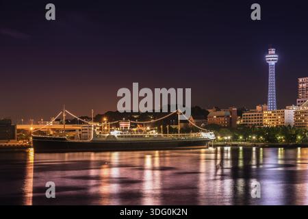 Vecchia nave da crociera Hikawa Maru con grandi alberi e un grande camino con la MarineTower sullo sfondo nel quartiere Minato Mirai di Yokohama, Yokohama Cit Foto Stock