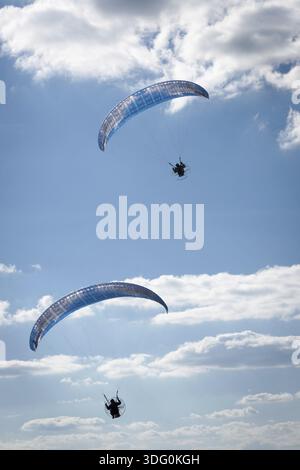 Lo sport d'avventura ricreativo e competitivo dei parapendio volanti Foto Stock