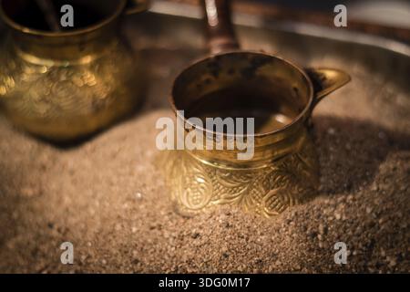 Tradizionale caffè turco preparato in sabbia calda Foto Stock