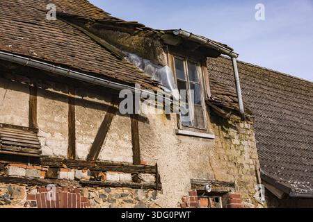 Dettaglio di una casa a graticcio che è vecchia e dilapidata Foto Stock