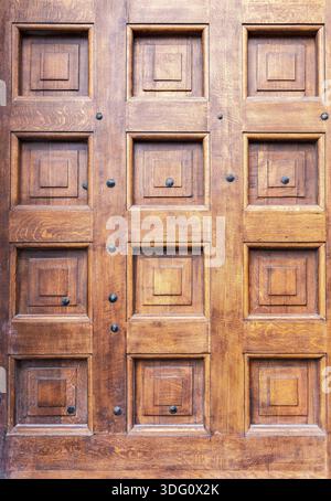 Tradizionale russo enorme cancello in legno close up Foto Stock
