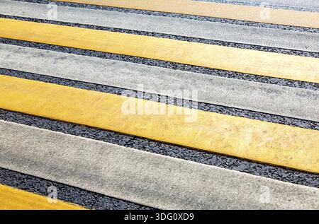 Attraversamento pedonale con bianco e strisce gialle close up Foto Stock