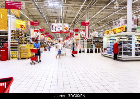 Samara, Russia - 22 Giugno 2019: interno dell'Ipermercato Auchan. Rete di distribuzione francese Foto Stock