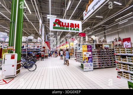 Samara, Russia - 22 Giugno 2019: interno dell'Ipermercato Auchan. Rete di distribuzione francese Foto Stock