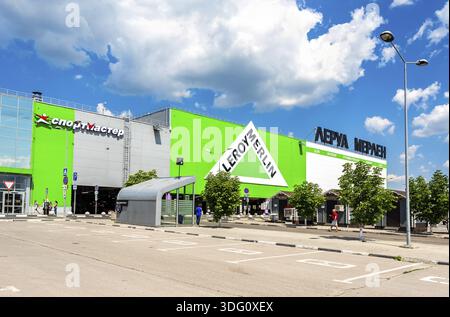 Samara, Russia - 22 Giugno 2019: Leroy Merlin Samara Store nella giornata di sole. Leroy Merlin è un Francese home-miglioramento e rivenditore di giardinaggio Foto Stock