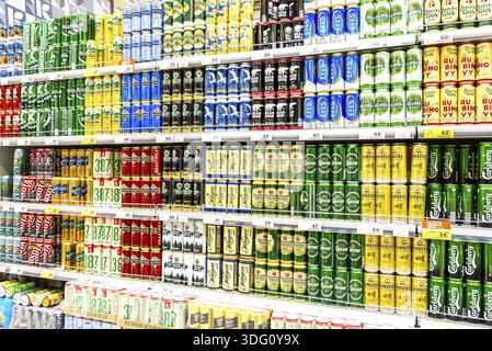 Samara, Russia - 9 Giugno 2019: Bassa bevande alcoliche. Diversi di lattine di birra con la fresca birra fresca pronti per la vendita nel supermercato Foto Stock
