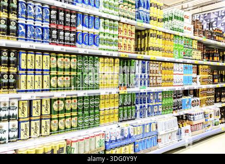 Samara, Russia - 9 Giugno 2019: Bassa bevande alcoliche. Diversi di lattine di birra con la fresca birra fresca pronti per la vendita nel supermercato Foto Stock