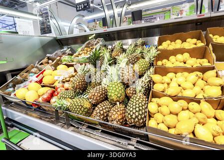 Samara, Russia - 1 Giugno 2019: ananassi freschi e altri frutti pronti per la vendita nella catena ipermercati Foto Stock