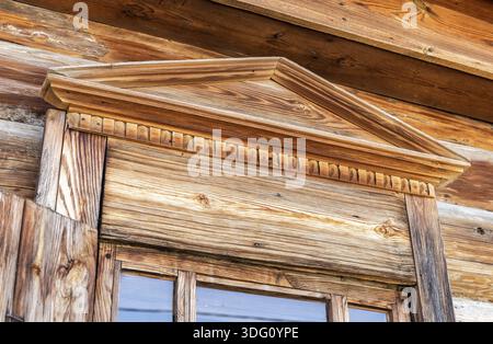 Vintage in legno tradizionali decorazioni scolpite della vecchia casa Foto Stock