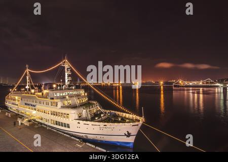 Nave da crociera Royal Wing con grandi alberi e un grande camino con la vecchia nave da crociera Hikawa Maru sullo sfondo nel quartiere Minato Mirai di Yokohama, Y Foto Stock