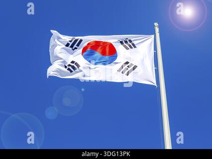 Bandiera della Corea del Sud in volo il vento contro il cielo blu Foto Stock