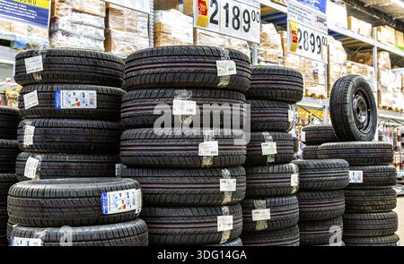 Samara, Russia - 1 Maggio 2018: estate pneumatici del veicolo impilate in su per la vendita nella catena ipermercati. Pneumatici nuovi per la vendita Foto Stock