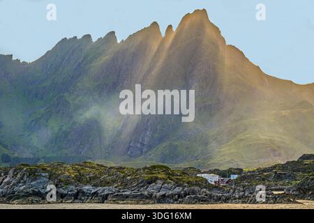 Foschia sopra le montagne le isole Lofoten in Norvegia Foto Stock