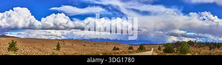 Panorama delle nuvole di tempesta sulla Highway 120 Road e Desert Landscape in California Foto Stock