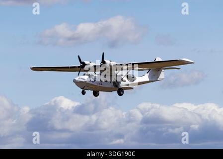 Fairford, Gloucestershire, Inghilterra, Regno Unito - 16 luglio 2025: PBY-5A Catalina G-PBYA, gestito da Plane Sailing Ltd, arriva al RIAT 2025 Foto Stock
