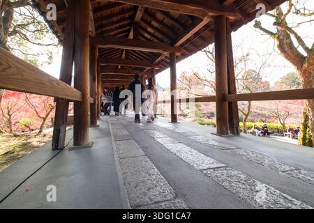 Il ponte Tsuten-kyo, una passerella coperta in legno, attraversa il suggestivo canyon Sengokukan all'interno dello storico tempio Tōfuku-ji a Kyoto, in Giappone. Ristorante per visitatori Foto Stock