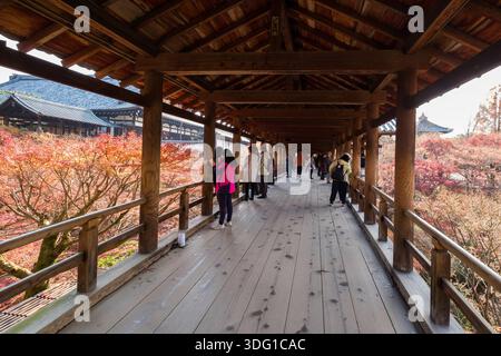 Il ponte Tsuten-kyo offre un punto panoramico unico affacciato sul vibrante canyon Sengokukan all'interno dello storico tempio Tōfuku-ji a Kyoto, in Giappone. Co Foto Stock