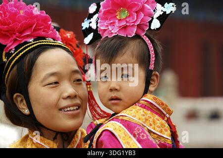 PECHINO, CINA - 19 settembre 2013 : la famiglia cinese non identificata, vestita con abiti tradizionali, visita la città Proibita di Pechino Foto Stock