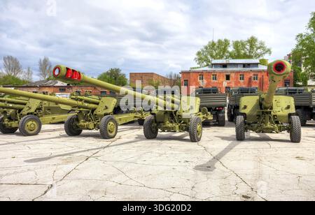 SAMARA, RUSSIA - 7 MAGGIO 2014: Obice russo da 152 mm 2A65 MSTA-B. L'obice è destinato alla distruzione di armi tattiche da attacco nucleare, artiglieria Foto Stock