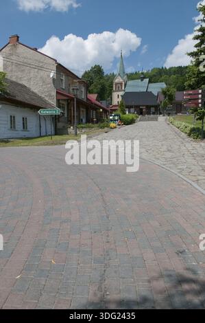 Lanckorona è un villaggio vicino a Cracovia, in Polonia. E' famoso per le sue case in legno ben conservate del XIX secolo che sono una calamita per il turismo locale Foto Stock