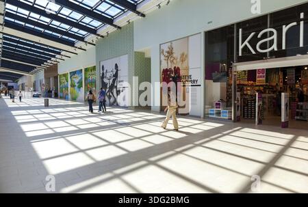 SAMARA, RUSSIA - 30 AGOSTO 2014: All'interno dell'ipermercato Samara Ambar. Uno dei più grandi centri commerciali di Samara, aperto nell'agosto 2014 Foto Stock