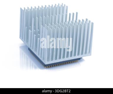 Processore e sistema di raffreddamento passivo in alluminio su sfondo bianco con riflesso Foto Stock