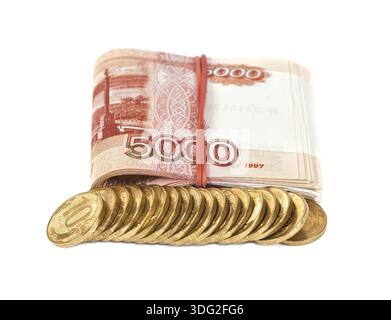 Di rubli russi le banconote e le monete in euro su bianco Foto Stock