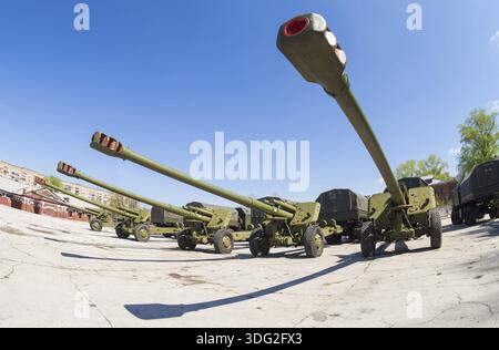 SAMARA, RUSSIA - 8 MAGGIO 2014: L'obice da 152 mm 2A65 MSTA-B.. L'obice è destinato alla distruzione di armi tattiche da attacco nucleare, artiglieria e. Foto Stock