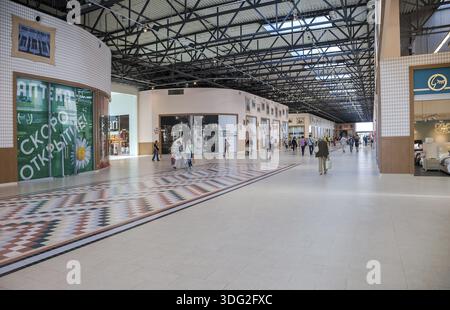 SAMARA, RUSSIA - 30 AGOSTO 2014: All'interno dell'ipermercato Samara Ambar. Uno dei più grandi centri commerciali di Samara, aperto nell'agosto 2014 Foto Stock