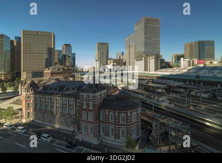Lato Marunouchi della stazione ferroviaria di Tokyo nella città di Chiyoda, Tokyo, Giappone. La stazione è divisa in Marunouchi e Yaesu nella sua direzione Foto Stock