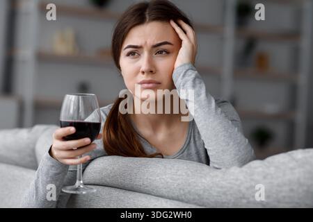 Sconvolto triste europeo giovane donna, che va attraverso la rottura, che soffre di giorno occupato e mal di testa Foto Stock