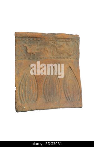 Affianca. IV secolo. Terracotta. Hoinar, Anantnag, Kashmir. La piastrella raffigura un fiore di loto, con tre petali di loto nella parte inferiore della piastrella e due uccelli con un disegno floreale nella parte superiore. Foto Stock