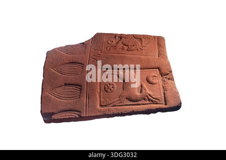 Affianca. IV secolo. Terracotta. Hoinar, Anantnag, Kashmir. La piastrella raffigura un fiore di loto. A destra viene mostrato un cervo che guarda indietro con una luna in alto e una ruota. A sinistra c'è un arciere montato. Questo raffigura il colpo partico dell'antico Iran. La tessera presenta anche numeri Kharosthi incisi. Foto Stock