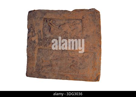 Affianca. IV secolo. Terracotta. Hoinar, Anantnag, Kashmir. Il riquadro è diviso in due pannelli. Il pannello di sinistra mostra un cervo che corre, mentre il pannello di destra raffigura un uomo in piedi che tiene l'orlo del suo indumento con la mano sinistra e afferra un oggetto nella mano destra. Una ruota è mostrata nella parte inferiore del pannello destro. Foto Stock