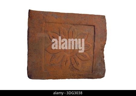 Affianca. IV secolo. Terracotta. Hoinar, Anantnag, Kashmir. La piastrella ritrae un fiore. Foto Stock
