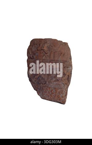 Affianca. IV secolo. Terracotta. Hoinar, Anantnag, Kashmir. Le scene segnate sull'oggetto in terracotta erano solitamente collocate in segmenti diversi. Questa placca raffigura una scena di caccia, una figura che suona strumenti musicali e medaglioni floreali. Foto Stock