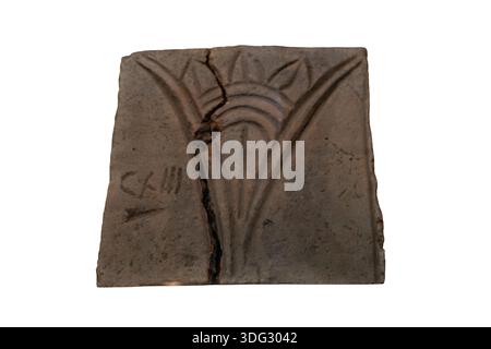Affianca. IV secolo. Terracotta. Hoinar, Anantnag, Kashmir. Un antico sito buddista appartenente al IV secolo d.C. è stato scoperto nella foresta di Gurvait, Ichhgam, Budgam. Si trova sulla riva sinistra dello Shali Ganga Nallah nel distretto di Budgam nel Kashmir centrale. La piastrella raffigura tre petali di loto e due arieti. È anche inciso con i numeri Kharosthi. Foto Stock