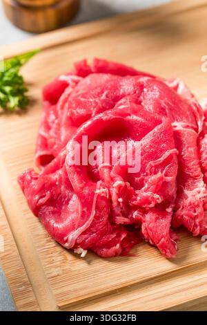 Carne di manzo rasata cruda con erba pronta per la cottura Foto Stock