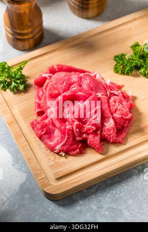 Carne di manzo rasata cruda con erba pronta per la cottura Foto Stock