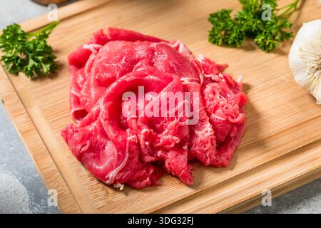 Carne di manzo rasata cruda con erba pronta per la cottura Foto Stock