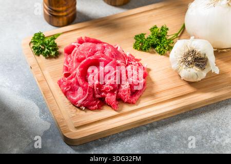 Carne di manzo rasata cruda con erba pronta per la cottura Foto Stock