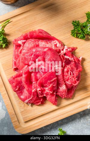 Carne di manzo rasata cruda con erba pronta per la cottura Foto Stock