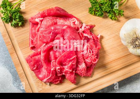 Carne di manzo rasata cruda con erba pronta per la cottura Foto Stock