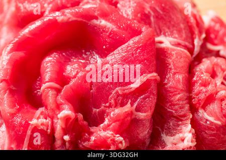 Carne di manzo rasata cruda con erba pronta per la cottura Foto Stock